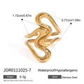 Minimalistischer goldener Edelstahlring in Stromlinienform, 45-Grad-Winkel-Ansicht - Goldene Fluid-Welle