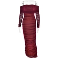 Dettaglio dell'abito longuette in mesh bordeaux con spalle scoperte e increspature - S / Borgogna