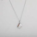 Detalle del collar con colgante de libro en acero de titanio plateado y corazón oro - Oro rosa