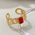 Dettaglio macro dell'anello a catena d'oro vintage con pietra naturale rossa rettangolare - Aperto Regolabile / Catena Quadrata Pietra Rossa / Oro Antico/Rosso