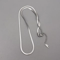 Macro-opname van zilveren slangenketting met karabijnsluiting en 18KGP gravering - Enkellaags Zilver