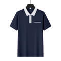Detail eines dunkelblauen Poloshirts mit weißem Kontrastkragen, Reißverschluss und Tasche - Marineblau und Weiß