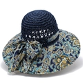 Dettaglio cappello di paglia blu navy con tesa larga a motivo paisley e fiocco decorativo - M (56-58cm) / Blu Navy (Fiore Piccolo)