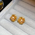 Orecchini a fiore dorati con perle rosa e dettagli in diamanti scintillanti - 8# Perno in Argento Zirconia Fiore Perla (Placcato Oro Vero)