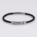 Dettaglio del bracciale da uomo in pelle intrecciata con perline e chiusura in argento - Color Acciaio