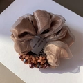 Braunes Mesh-Haargummi mit Glitzer-Details, braunen Perlen und Kristall-Blumenakzenten - Braun