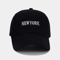 Gros plan de la broderie blanche NEW YORK sur une casquette de baseball en coton noir - Réglable / Noir