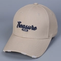 Détail de la broderie 3D et du bord usé sur une casquette de baseball en coton beige - Kaki