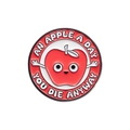 Spilla smaltata mela rossa con citazione umorismo nero An Apple A Day su sfondo bianco - Stile Mela Cartone Animato (QHXZ283)