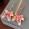 Detailansicht von Vintage-Zweig-Ohrringen mit rosa und roten Blumen-Anhängern aus Emaille - Rot