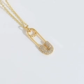 Elegante collar con colgante de imperdible de oro decorado con circonitas brillantes - Forma de Alfiler de Gancho / Dorado