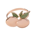 Rond de serviette en or rose avec design cerise et feuilles émaillées vertes sur fond blanc - Cerise / Rouge