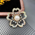 Broche fleur dorée vintage avec strass colorés et perle centrale de haute qualité - BZ028 Fleur Irisée à Cinq Pétales