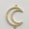 Vergoldeter Halbmond-Anhänger-Verbinder mit weißen Kristallen für elegante Halsketten - Mond Hand Tag Goldener Anhänger