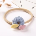 Détail d'un arc-en-ciel en peluche sur un bandeau pour bébé en nylon souple - Arc-en-ciel