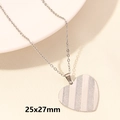 Herzanhänger aus silbernem Edelstahl mit vertikalem Streifenmuster, Größe 25x27mm - Gestreiftes Herz - Silber (S827-S+N22-S)