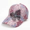 Detalle del patrón de encaje rosa y azul en gorra con adorno de mariposa de cristal - Decoración de Mariposa / Burdeos