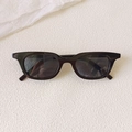 Moderne schwarze eckige Cateye-Sonnenbrille mit Glanzrahmen und UV-Gläsern - Dunkelgrau