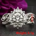 Verstellbarer Silberring mit weißen Zirkonia-Blüten und gedrehter Ringschiene im Vintage-Stil - US 7 / Retro-Sternenschliff-Stil (AJZ4078)
