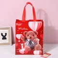 Rode non-woven cadeautas met teddybeer dessin en Best Wishes tekst voor Valentijn - Rode Beer