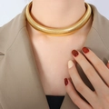 Collana girocollo spessa placcata oro 18 carati in acciaio al titanio indossata da modella - Collana / 1,6 cm di Larghezza / Oro