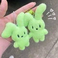 Détail de deux jolis porte-clés lapin en peluche verte avec chaîne et crochet - boule chaîne / Vert