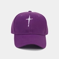 Détail d'une casquette de baseball violette avec broderie croix blanche de haute qualité - Réglable / Violet