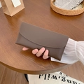 Lange braune Geldbörse für Damen mit eleganter Umschlagklappe und strukturierter Optik - Kaffeebraun