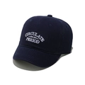 Dettaglio del ricamo bianco su un cappellino da baseball in tela di cotone blu scuro - M (56-58cm) / Blu navy