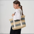 Große Stroh-Tragetasche mit beige-grauen Streifen und weißen Textilschultergurten - 43cmx15cmx31cm / Grau