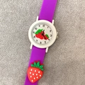 Montre enfant en silicone violette avec charme fraise 3D et cadran dessin animé - Violet