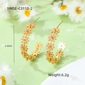 Pink daisy floral hoop earrings in 18K gold plated stainless steel, 2.95cm size - Beige Earrings