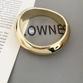 Macro-opname van een gepolijste gouden onregelmatige armband op een achtergrond - Onregelmatige dikke geometrische gouden armband (HB5034-2)