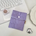 Détail de la pochette matelassée lilas avec motif cœur et bouton pression blanc - Cœur Violet