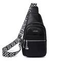 Bolso de pecho negro con textura granulada y correa ancha geométrica bicolor - Negro