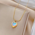 Titanium stalen gouden ketting met iriserende hart hanger op een beige displaystand - Titaniumstaal / Goud (P503)