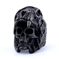 Detalle macro del anillo punk negro mate con textura de calavera doble animal y humana - US 7 / Negro (11107)