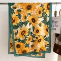 Détail d'un foulard en soie imprimé tournesols avec large bordure vert foncé - 66*178cm / Bord Bleu