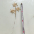 Détail d'un pic floral flocon de neige doré de 23cm avec finition métallique décorative - Flocon de Neige Doré Type 2