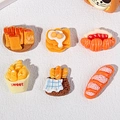 Amuletos de comida en miniatura de resina con tostadas y papas fritas sobre fondo blanco - Mezclado