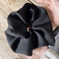 Elegante zwarte oversized satijnen scrunchie met een glanzende finish en veel volume - 1# Grote Zwarte Haarelastiek