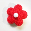 Nahaufnahme einer roten Teddy-Vlies-Blume mit weißem Pompon für DIY-Blumenhandwerk - 8cm Doppelseitig (Teddy Samt) / Rot