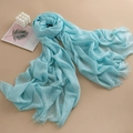 Damen Schal in Hellblau mit Knitteroptik und Fransen am Saum aus leichtem Stoff - 100*190cm / Minzgrün