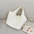 Dettaglio della borsa tote in velluto a coste con fiori marroni su fondo in tessuto crema - Fiore Selvatico Beige