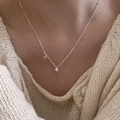 Gros plan du collier en argent 925 avec breloques étoile et cœur sur pull en tricot - Argent 925 / Argent