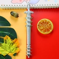 Penna argento a forma di spada con dettagli a pagoda su sfondo arancione vivace - 0.5mm / Argento