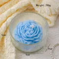 Candela profumata a forma di fiore blu in ciotola di vetro su coperta morbida - Vetro a Righe Verticali Blu (Oceano)