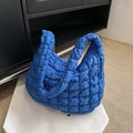 Helle blaue gesteppte Cloud-Tasche mit Puffy-Textur und gepolstertem Schultergurt - Dunkelblau