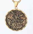 Colgante religioso San Miguel Arcángel dorado en acero con cadena de caja gruesa - Placa Redonda Vintage (A0204) / Dorado (Pendant Only (Without Chain))