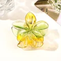 Detail of flower hair claw clip with yellow-green gradient and translucent resin petals - Transparent Yellow Green